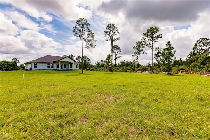 816  Maple N AVE, Lehigh Acres, FL 33972