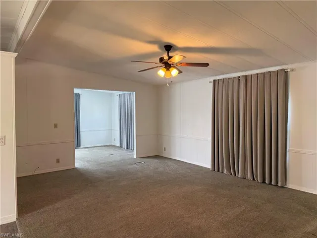 Unfurnished room with carpet and a ceiling fan