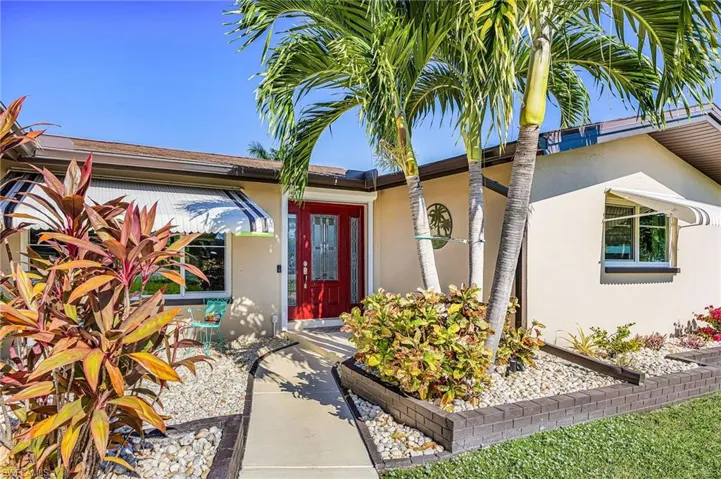 425  Pinecrest  CT, Cape Coral, FL 33904