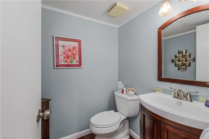 1/2 bath lst floor