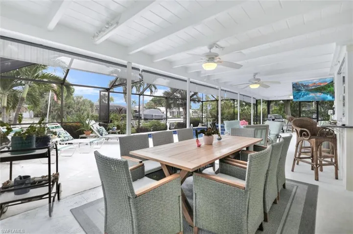 Sunroom / solarium with beam ceiling