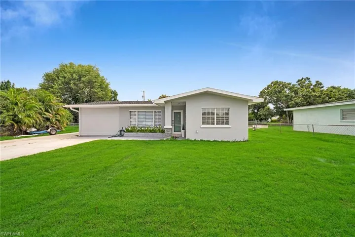 Ranch-style house with a front yard
