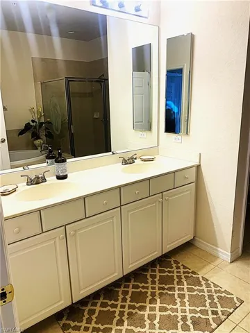 Two sinks in Owner's bath.