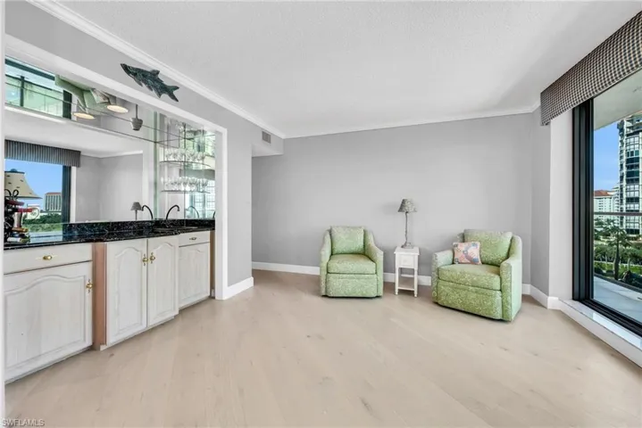Wet Bar / Lounge - View 1