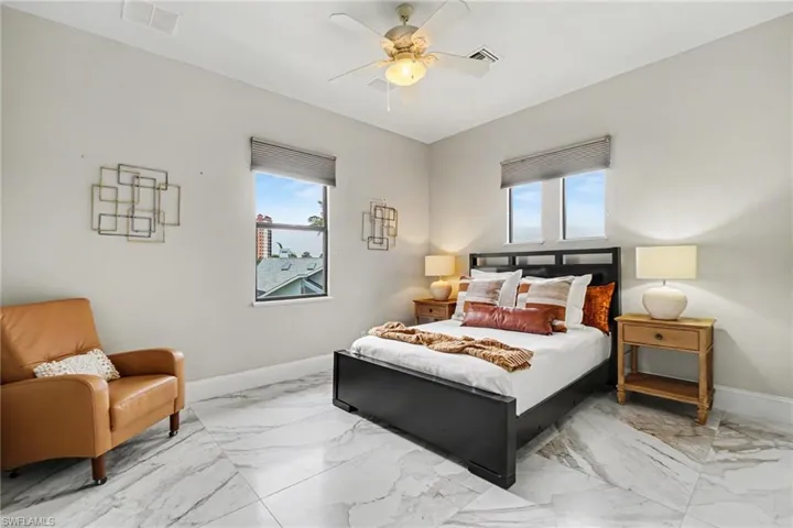 Light gray walls complement the large-format marble-look floor tiles