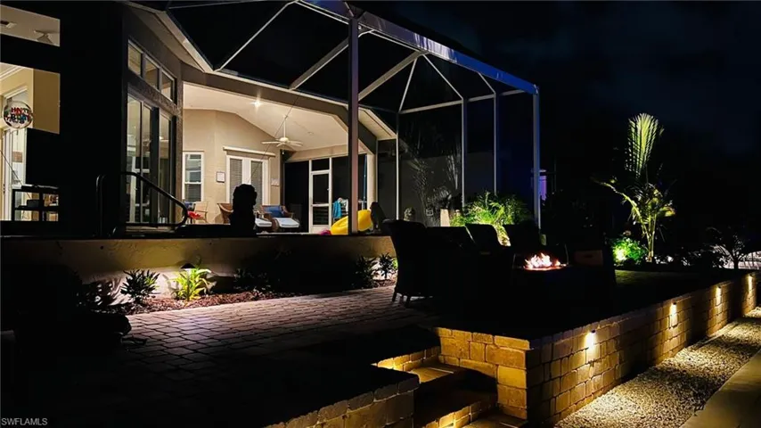Welcome area with a ceiling fan