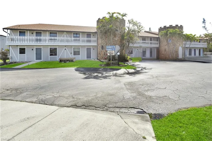 View of front of property featuring a front lawn