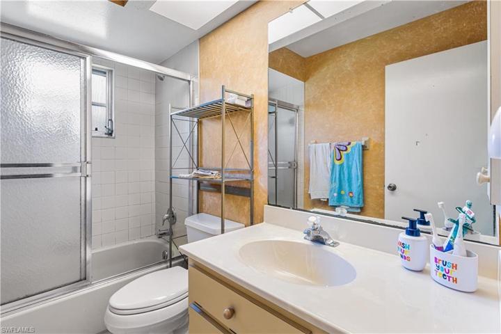 Guest bathroom.