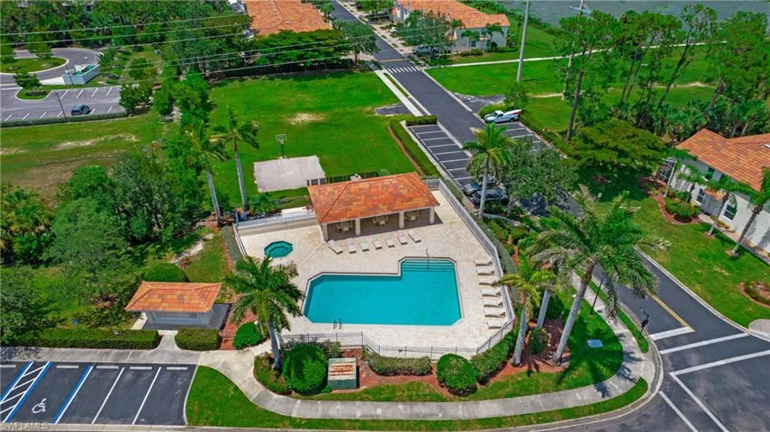 880  Hampton  CIR, Naples, FL 34105