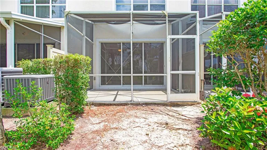 880  Hampton  CIR, Naples, FL 34105