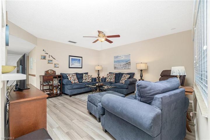 Enter into this lovely unit with consistant vinyl flooring in the main living areas.
