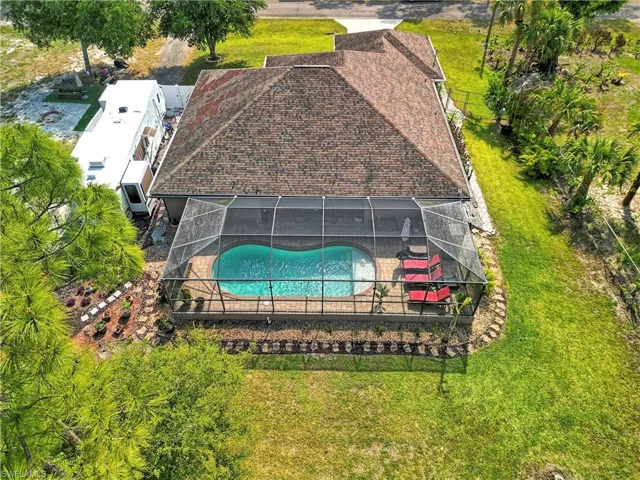 Large fenced yard with RV hook-up