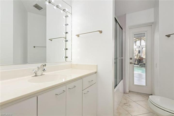 Guest bath with tub and shower combo,, doubles as the pool bath.