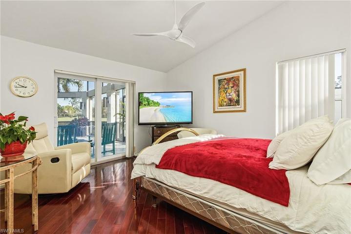 Beautiful guest en-suite with sliders out to the pool.
