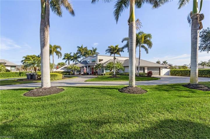 This home sits on an oversize lot, with lots of green space, at the end of a private cul de sac.