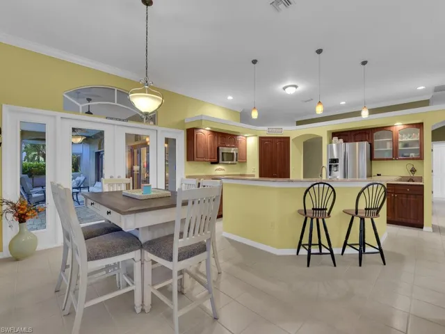 Breakfast Nook & Breakfast Bar