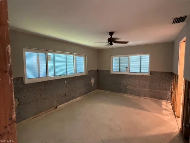 Large storm windows, ceiling fan and bath ensuiteonsuite