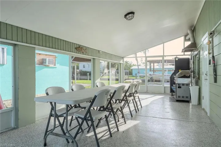 Sunroom / solarium featuring vaulted ceiling