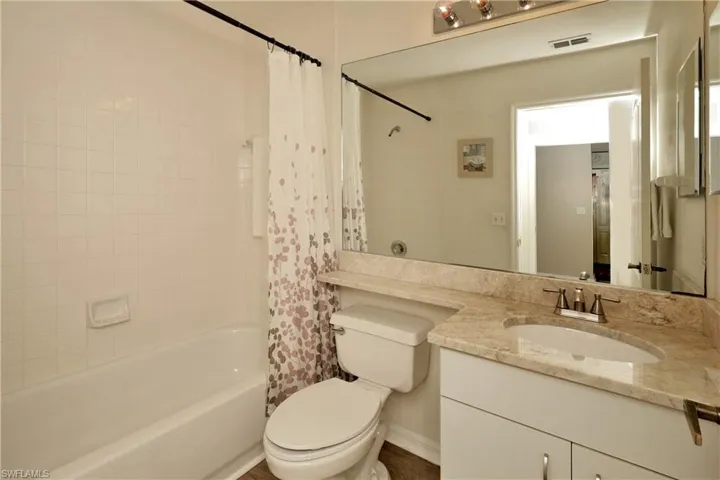 Guest bathroom with shower / tub combo