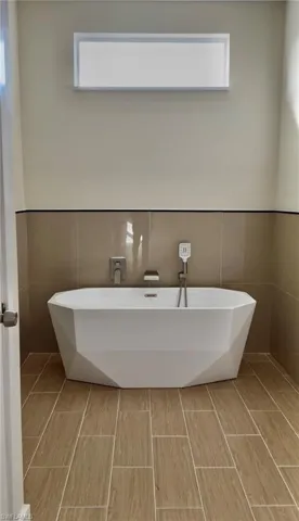 Master Bath tub