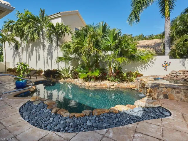 Enter the home through the courtyard. Plenty of privacy here!
