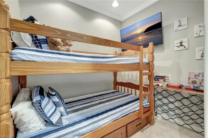 Flex room with crown molding, a tanning bed, and recessed lighting
