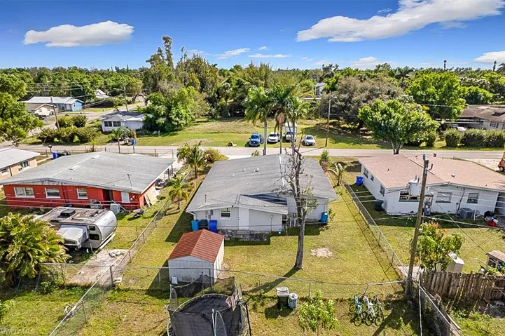Birds eye view of property featuring a residential view