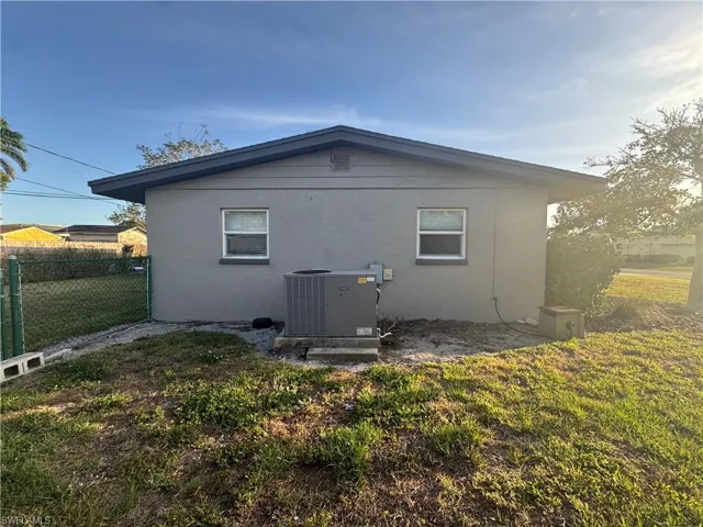 Single story home with stucco siding and a front lawn