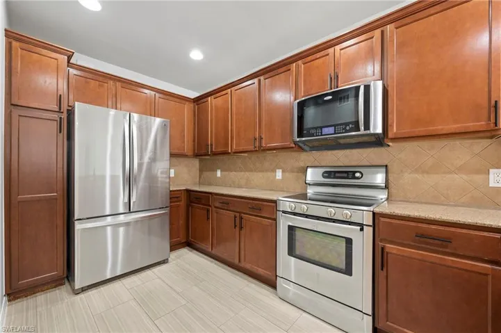 28462 Villagewalk Blvd Bonita Springs FL 34135 - Stainless and granite kitchen