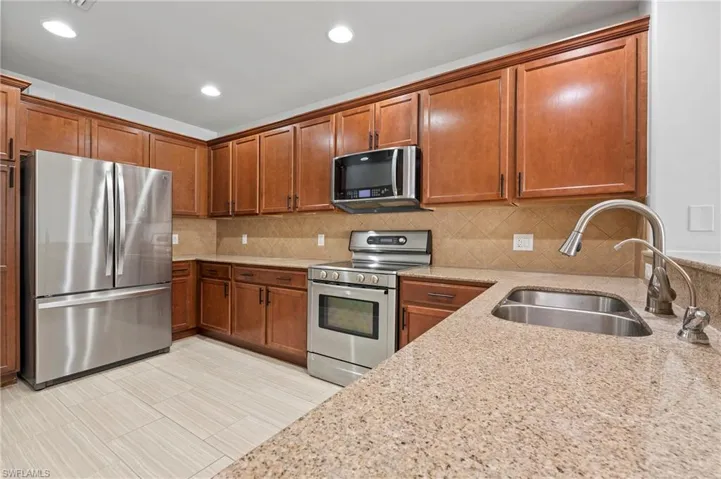 28462 Villagewalk Blvd Bonita Springs FL 34135 - Kitchen with snack bar