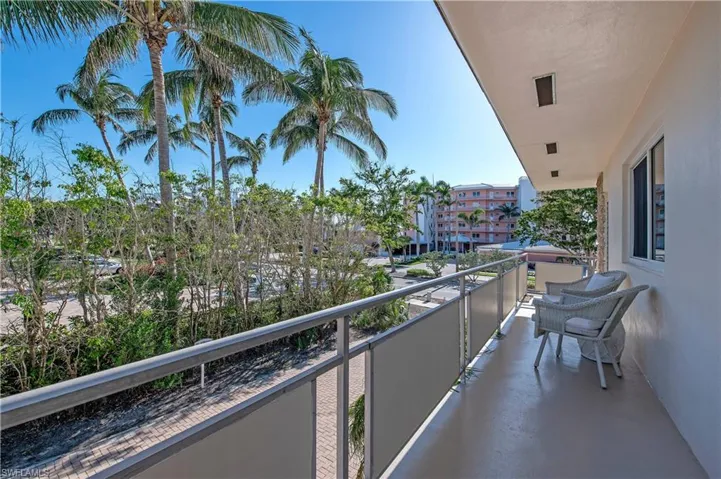 2500  Gulf Shore N BLVD, Naples, FL 34103