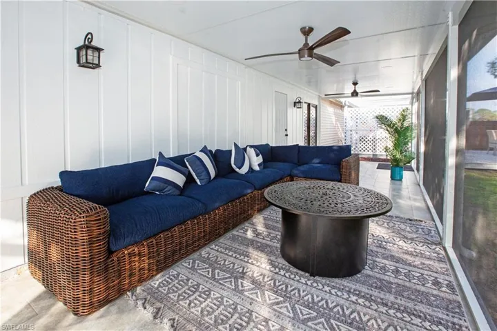 Sunroom / solarium with ceiling fan