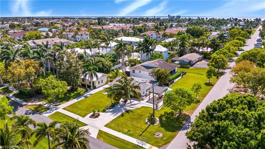 560 9th Ave S, Naples, Florida 34102