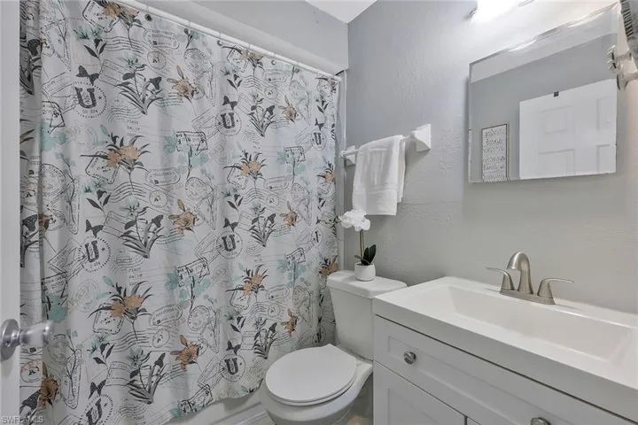 4215 Hall Bath