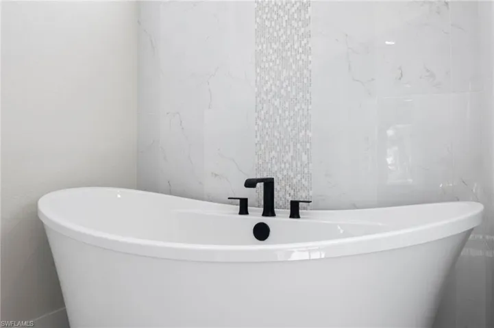Beaufiful soaker tub