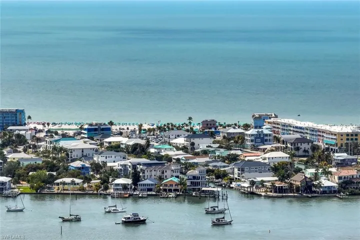 894 Buttonwood Dr 115, Fort Myers Beach, Florida 33931