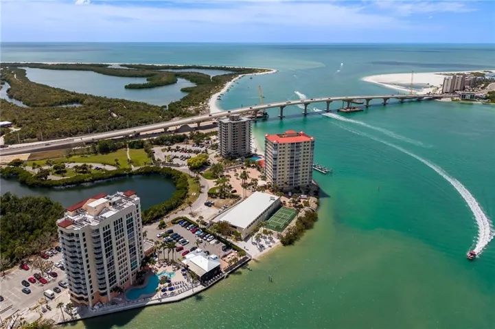 Prime waterfront location between Gulf and Bay