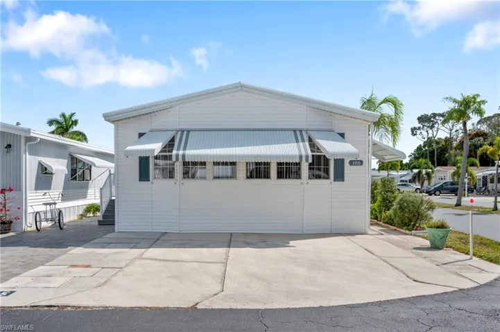 Manufactured / mobile home with driveway and a carport