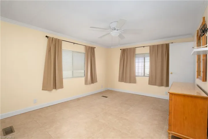 Unfurnished room featuring crown molding and ceiling fan