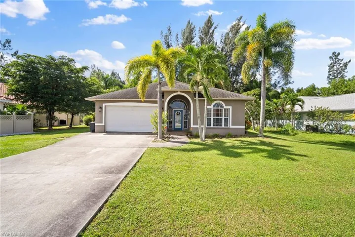View of front facade with a garage and a front yard