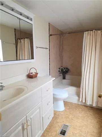Full bath with vanity and shower / tub combo