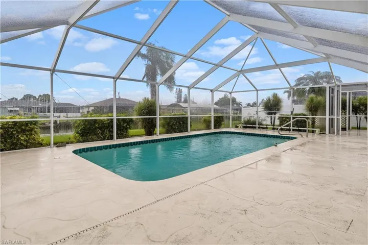 Large pool and extra cage space