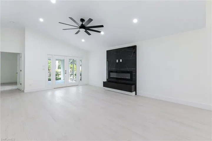 116  Fountain  CIR, Naples, FL 34119