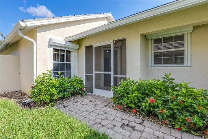 116  Fountain  CIR, Naples, FL 34119