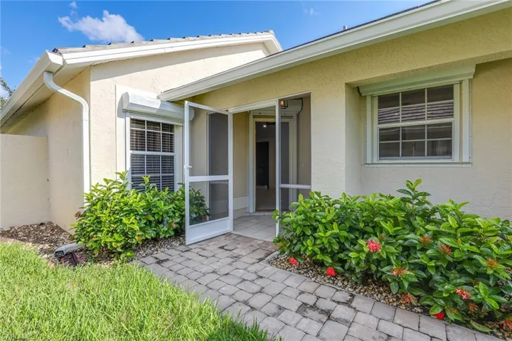 116  Fountain  CIR, Naples, FL 34119