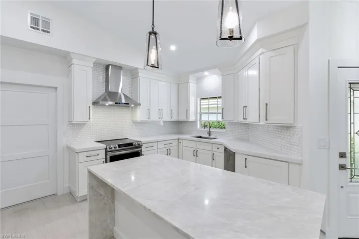 116  Fountain  CIR, Naples, FL 34119