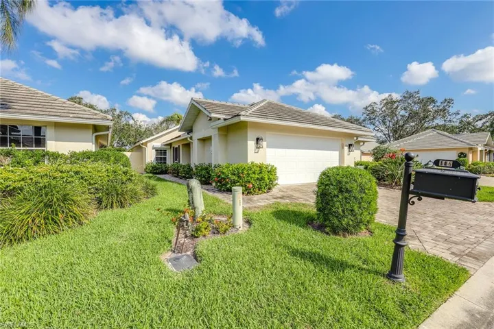 116  Fountain  CIR, Naples, FL 34119