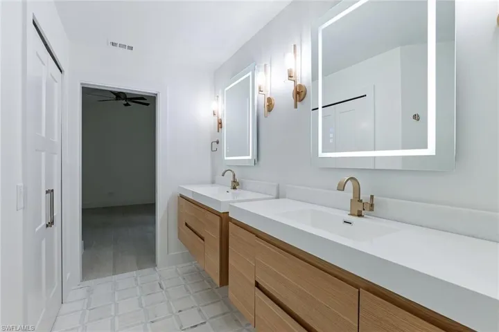 116  Fountain  CIR, Naples, FL 34119