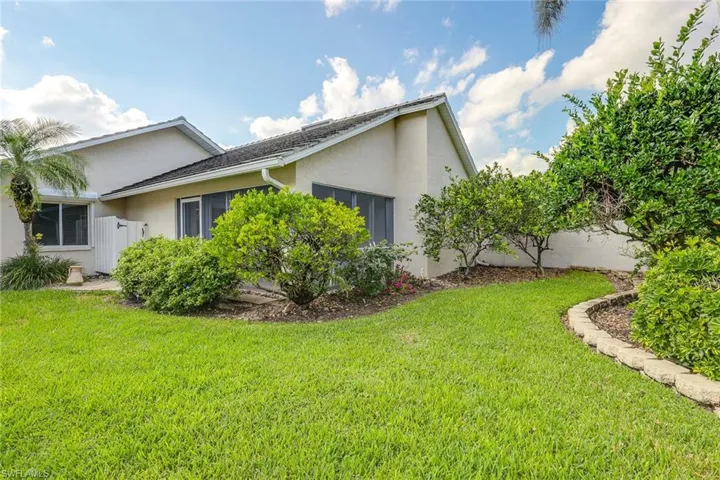 116  Fountain  CIR, Naples, FL 34119