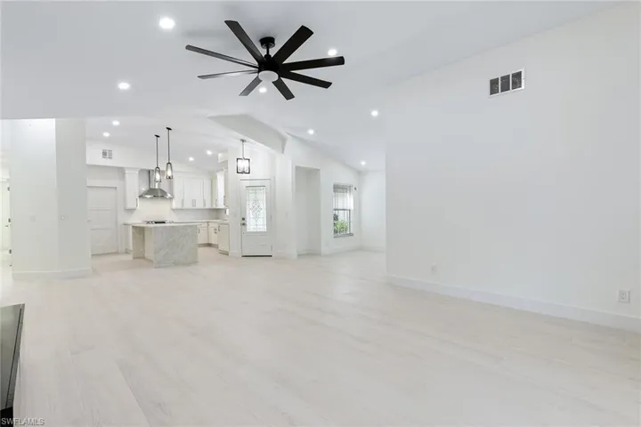 116  Fountain  CIR, Naples, FL 34119